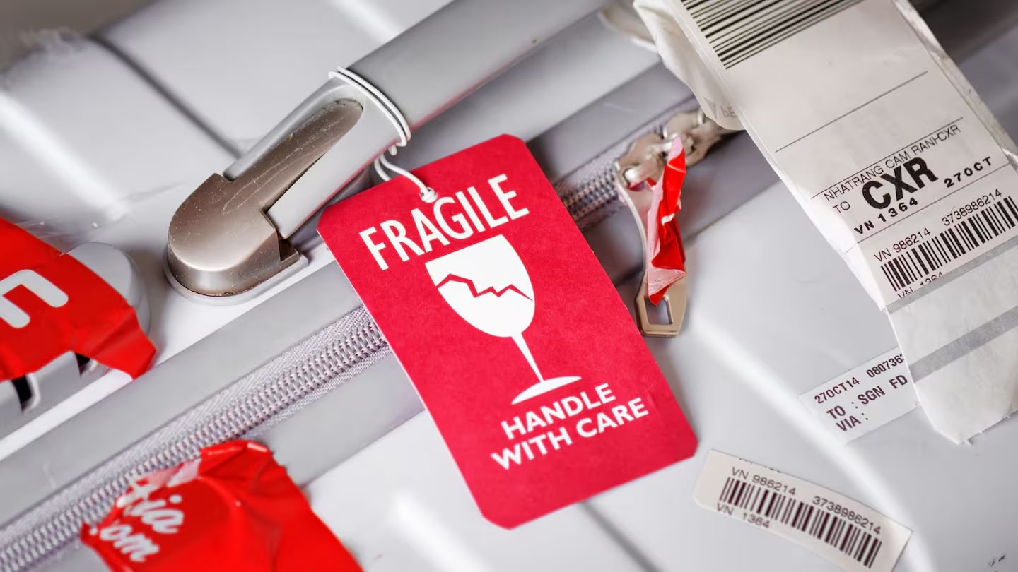 Quý khách cần chủ động dán tem "Fragile" bên ngoài để nhân viên chú ý khi sắp xếp